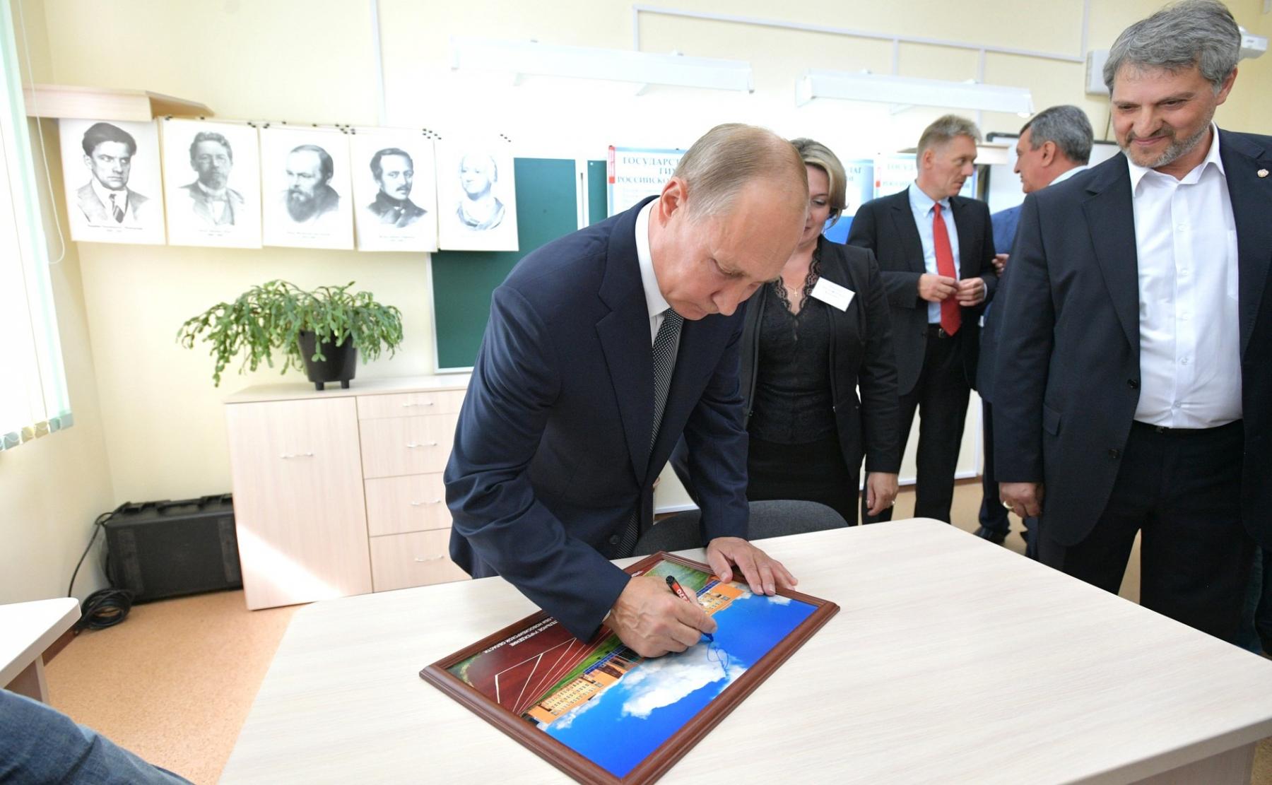 Фото Опубликовали фотографии Путина во время визитов в Новосибирск 12